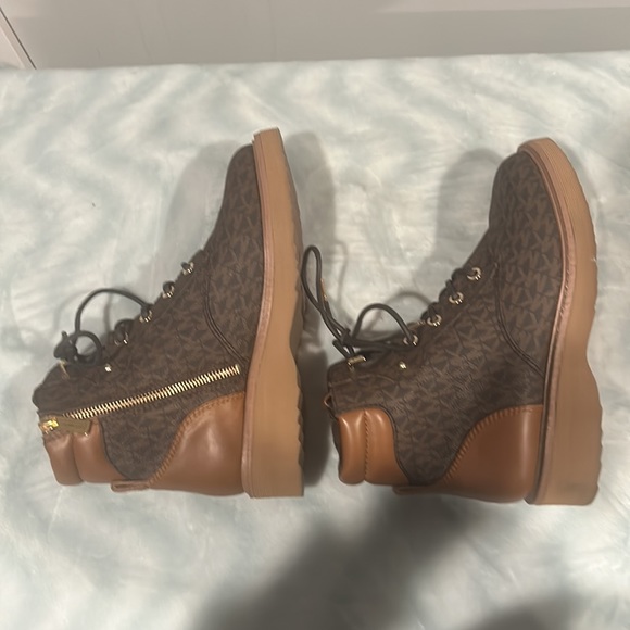 MK used brown and tan boot and purse set size 9 - Picture 3 of 10